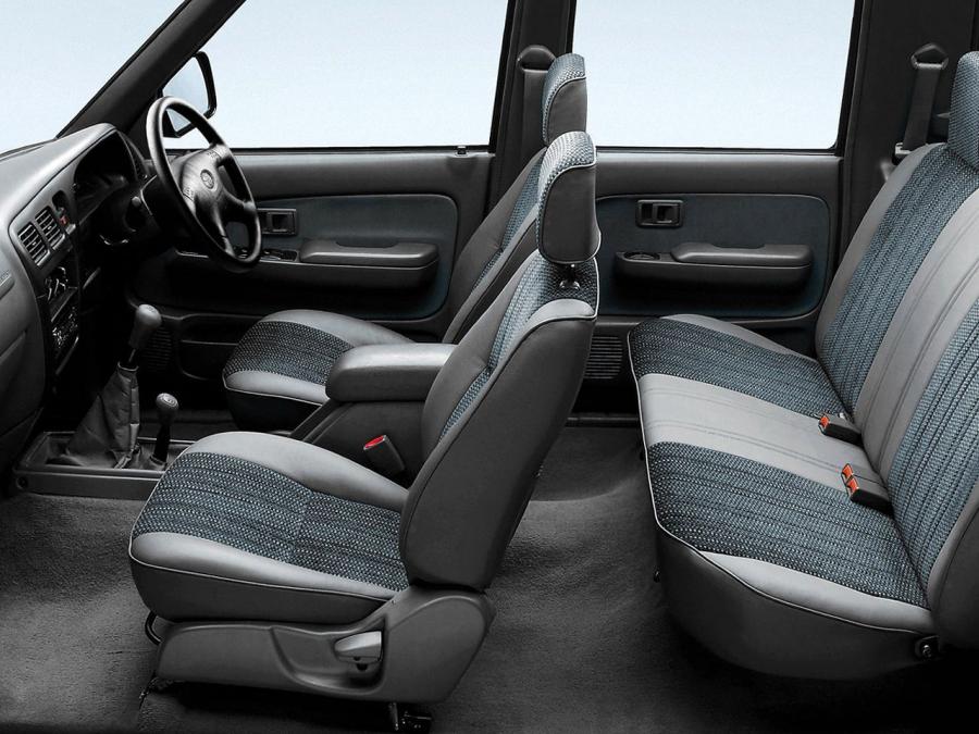  Toyota Hilux 2700i Raider Double Cab 2001 года  (ZA) (фото 2 из 9)